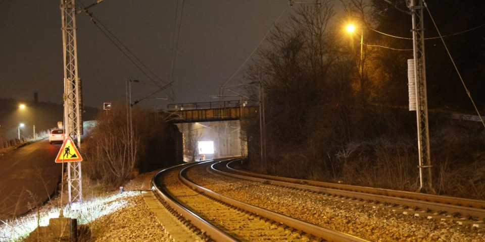 Jezive scene u Rakovici! Na pruzi i dalje leži telo žene, voz pun putnika stoji (UZNEMIRUJUĆE)