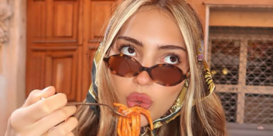 Atina Tošić odmara u Italiji: Karleušina ćerka pokazala suvi luksuz, prave joj društvo oni