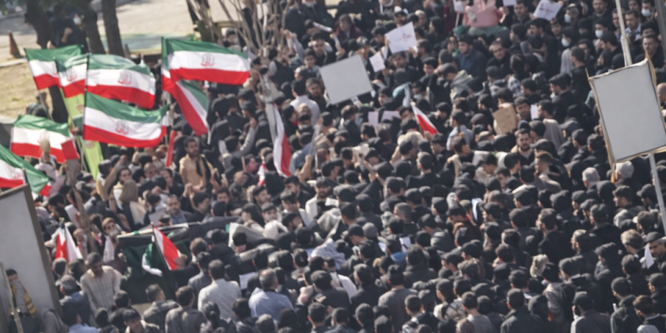 (VIDEO) Neviđen haos u Iranu! Pakao pred američki napad: Masa divlja i traži smenu vlasti, u toku veliki sukob sa policijom