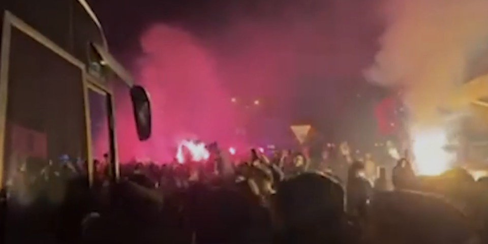 Ludnica u Novom Pazaru - Fudbaleri dočekani kao heroji: Baklje, vatromet, pesma... (VIDEO)