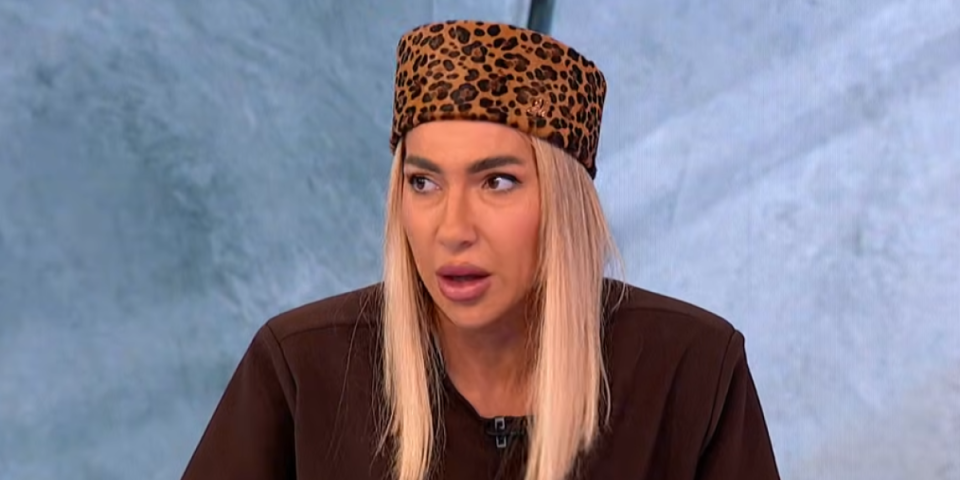 Uživo pao poljubac u usta: Jovana Jeremić nije mogla da mu odoli (FOTO)