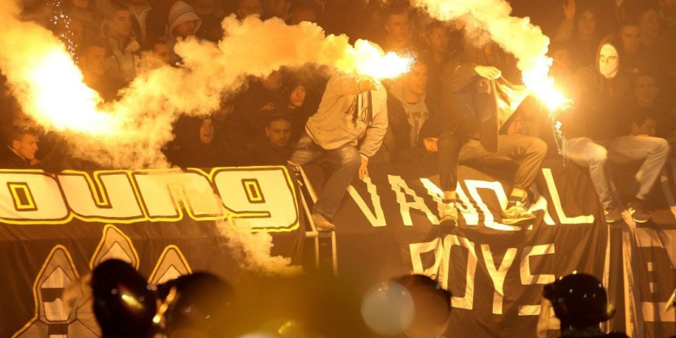 Brutalna tuča navijača Zvezde i Partizana pred derbi: Sevale štangle, isplivao strašan snimak (VIDEO)