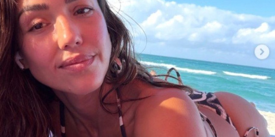 Mini bikini otkrio sve: Sevnula zadnjica Džesike Albe (FOTO)