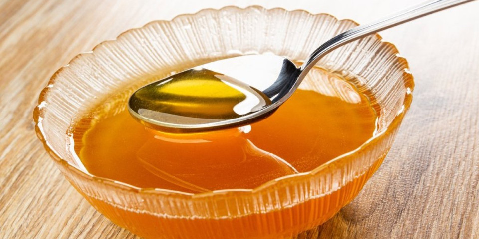 Odmah prestanite: Evo šta se događa kada stavite med u metalnu kašičicu