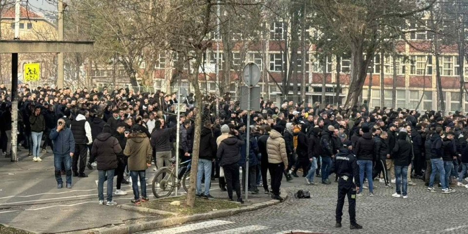 Ludnica pred derbi: Korteo "grobara" krenuo prema "Marakani" (VIDEO)