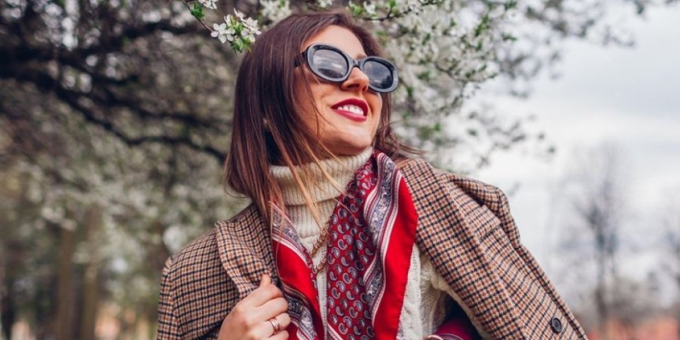 Evo kako prave dame vezuju maramu: Genijalan trik koji je zaludeo Instagram (VIDEO)