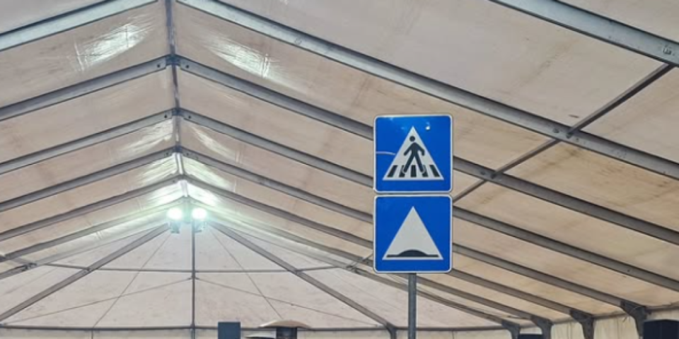 Saobraćajni znak zbunio sve: Da li mu je ovde mesto?