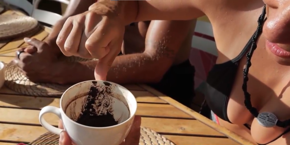 "Crna osoba, pun krug i šapica" - Voditeljki Kristini gledali u šolju, evo šta su joj sve videli (VIDEO)