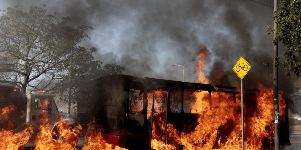 (UZNEMIRUJUĆE) Pakao je stigao! Gore aerodromi, leševi po ulicama: Aktiviran "Crveni kod", Meksiko ne pamti ovakav masakr (VIDEO)