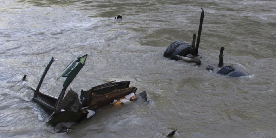 Stravična nesreća u Nepalu: Autobus se survao u reku, ima poginulih