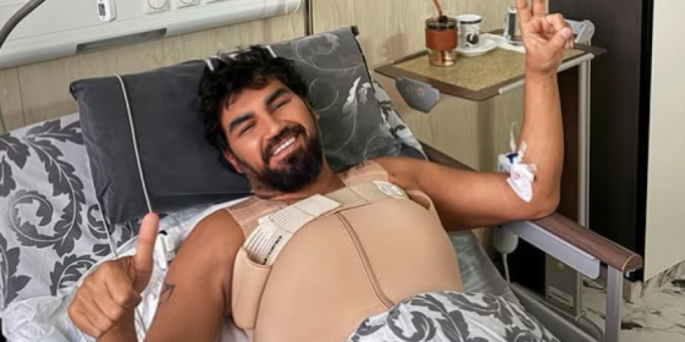 Prve slike sa silikonima! Azis pokazao gole grudi: "Otečene i neprirodne"