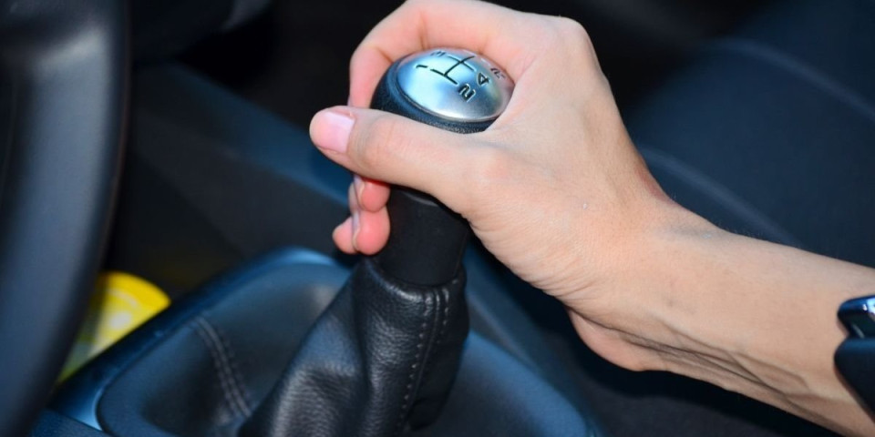 Ovo slovo na menjaču buni mnoge: Razlikuje se u zavisnosti od modela, a mnogo doprinosi