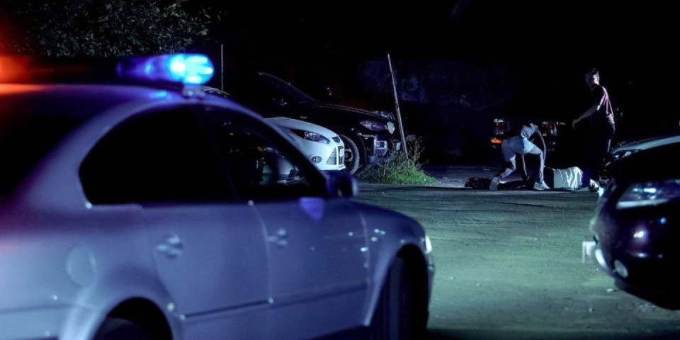 Uznemirujući snimak prebijanja tinejdžera (19) u Humskoj: Maskirani napači ga batinaju palicama i krvnički šutiraju (VIDEO)