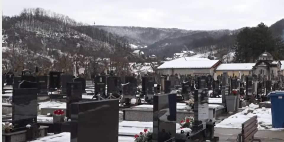 Sačuvaj, Bože: Rovare po groblju, kopaju rupe na grobovima i to, samo noću (VIDEO)