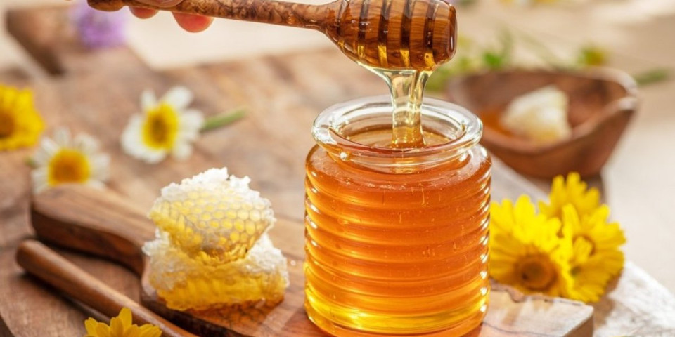 Zdravlje na kašičici: 7 neverovatnih koristi meda  - prava vitaminska bomba