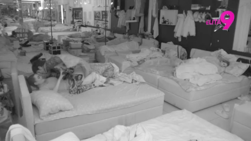 Dalje od ovog nema: Filip Đukić bez pardona pokazao polni organ cimerima, kamere snimile