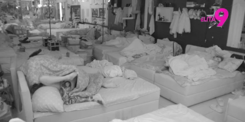 (VIDEO 18+) Cimerka ih prekinula usred vrele akcije - Filip Đukić i ovu zadrugarku odveo u krevet