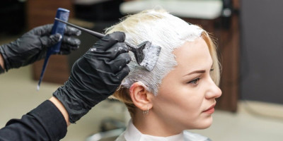 Frizer Peđa Božić za Informer upozorava da blajhanje, ako se radi bez znanja i iskustva, može trajno uništiti kosu.