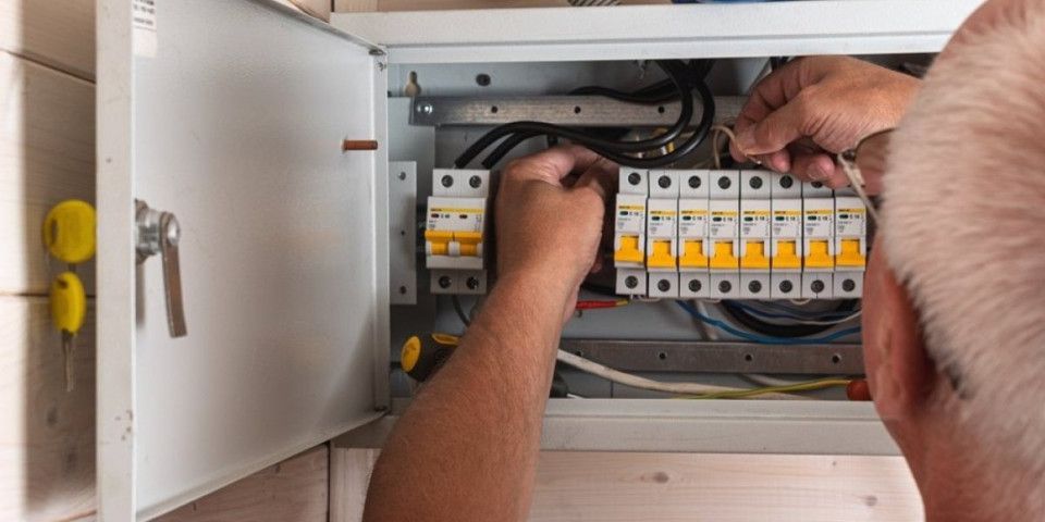 Ovo dugme na razvodnoj tabli sprečava požar: Niko ga ne proverava niti zna koju oznaku ima