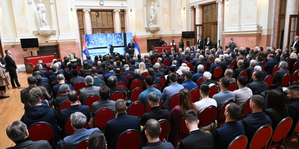 Komemoracija Vladislavu Jovanoviću u Beogradu: Predsednik Vučić se upisao u knjigu žalosti