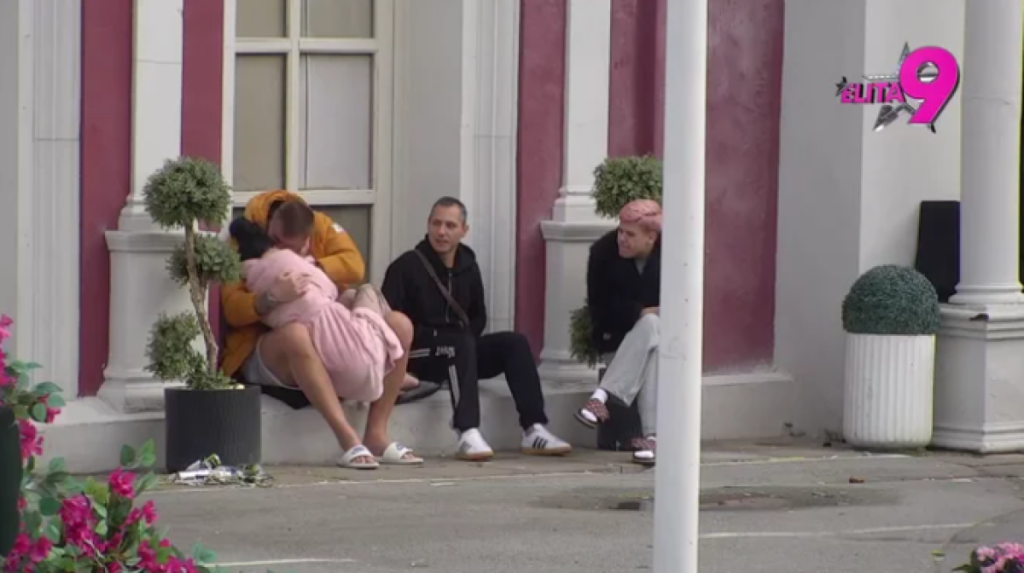 Strastveni poljupci Maje i Janjuša - Ne pušta je iz naručja: "Krenuo je da mi se diže"