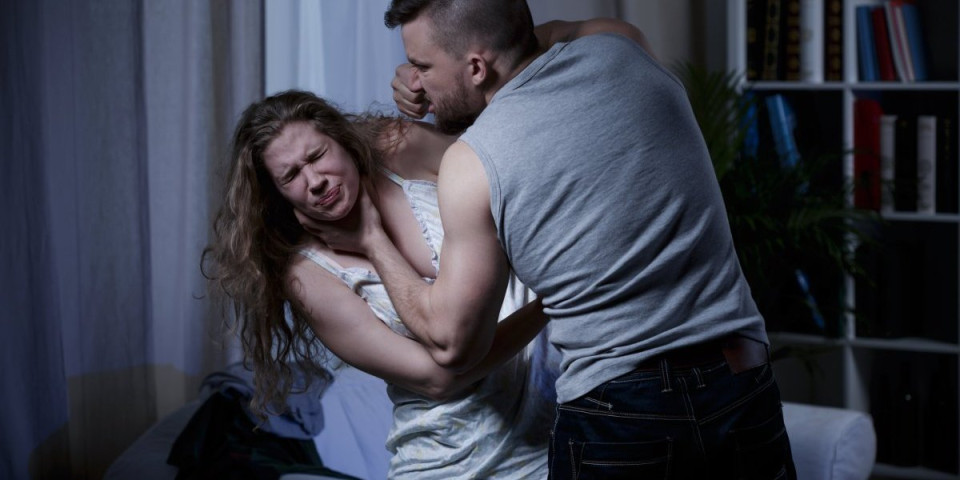 Držao je zatvorenu i silovao: Uhapšen mladić (25), otkriven užas koji je priredio devojci