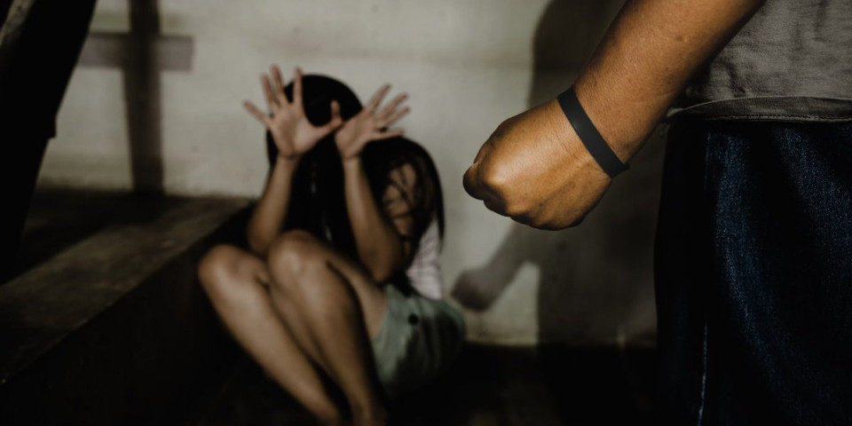 Krvnički je tukao, čak i dok je zvala policiju: Pančevac optužen za brutalno nasilje, mučio devojku zbog drugog muškarca