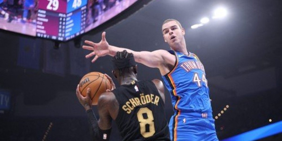 Auuuu, Topić će ovo želeti što pre da zaboravi: Srbin završio na parketu posle brutalne blokade (VIDEO)