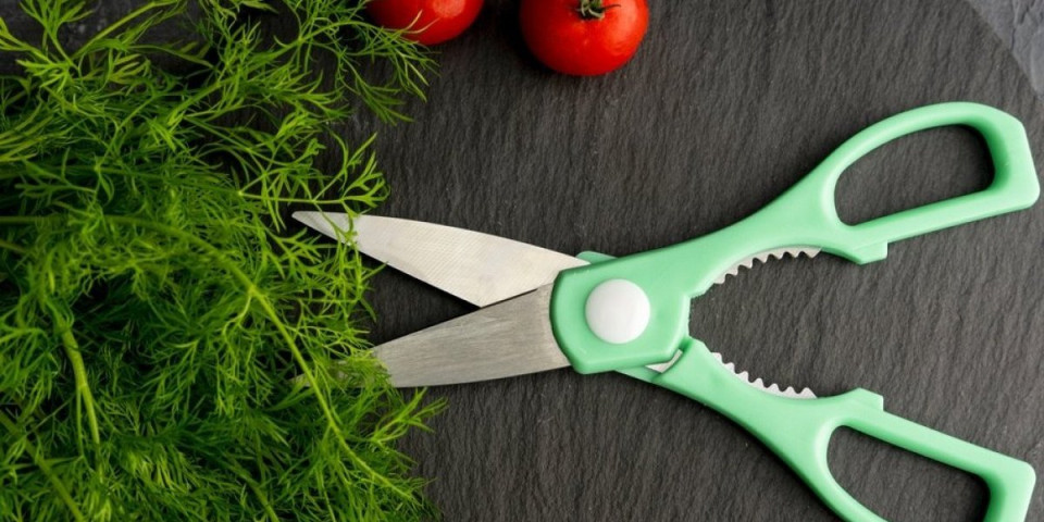 Znate li čemu služi zupčasti deo na kuhinjskim makazama? Mnogi ga ne koriste, a rešava brdo stvari