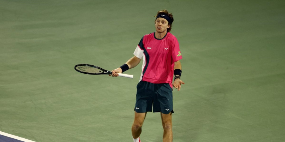 Detetu naredili da pocepa transparent zbog ruske trobojke: Skandal na meču Andreja Rubljova