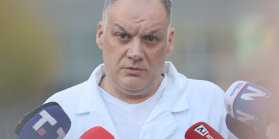 Zdravstveno stanje potpredsednika Vlade Srbije i predsednika SPS-a Ivice Dačića je nepromenjeno i za sada je stabilno, izjavio je pomoćnik direktora Klinike za pulmologiju Spasoje Popević.