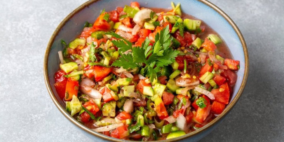 Posna salata sa pečenom paprikom i kikirikijem: Kremasta i pikantna, a osvaja ukusom