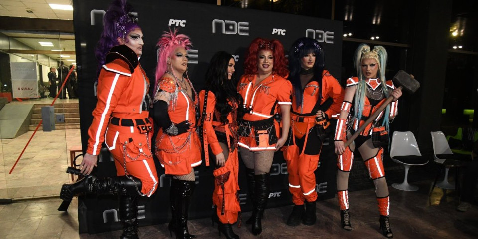 (VIDEO) Takmičarke stižu na traktorima ispred RTS: "Preoraćemo put do pobede"