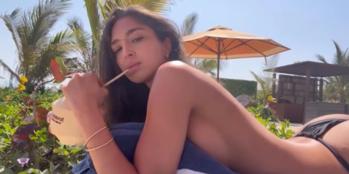 Đina Džinović u toplesu