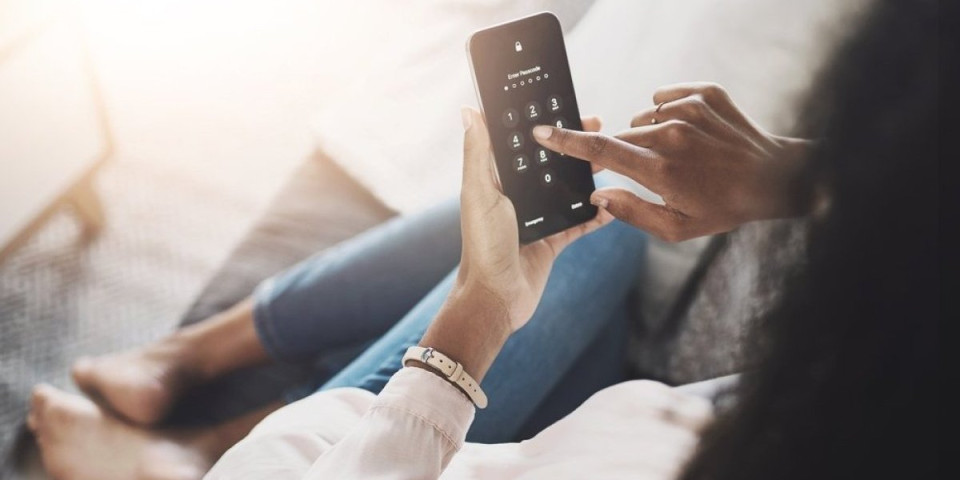 Sumnjate da vam neko špijunira telefon? Evo kako da proverite uz samo 1 kod