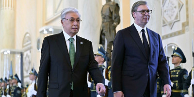 Predsednik Srbije Aleksandar Vučić boravi u Astani u Kazahstanu, gde ga je danas dočekao tamošnji predsednik Kasim Žomart Tokajev uz najviše počasti.