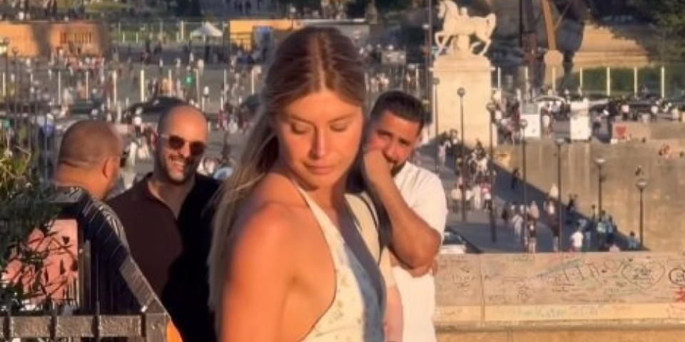 Influenserka pred Ajfelovom kulom skinula donji veš: Ono što je usledilo je zgrozilo sve (VIDEO)