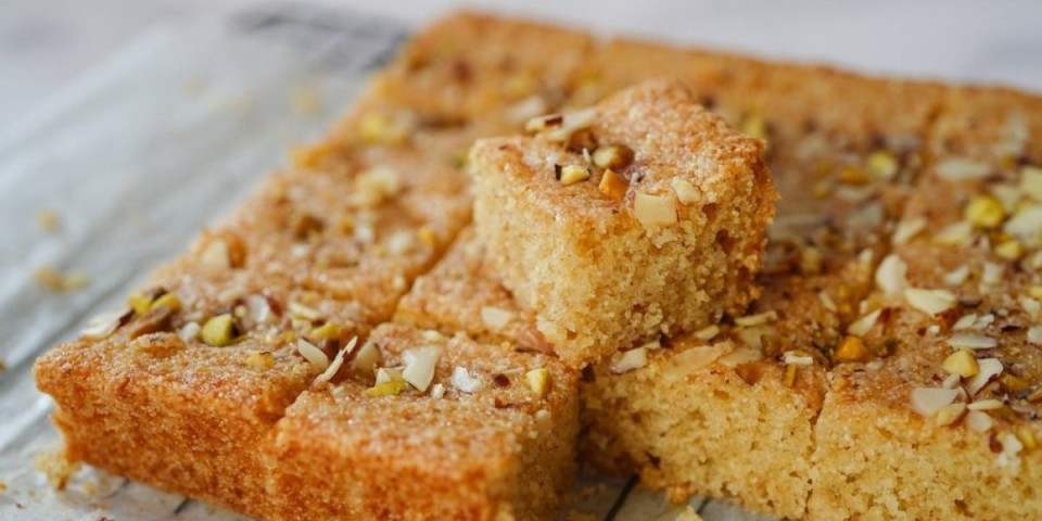 Posni kolač na čaše: Starinska poslastica od griza i suvog voća koja osvaja ukusom