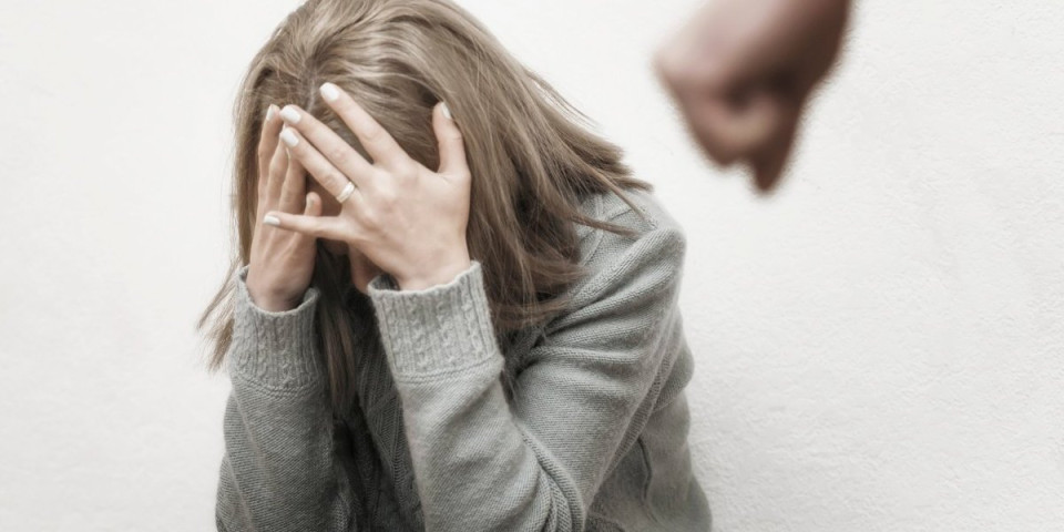 Srbin (24) tukao devojku pa joj stavio nož pod grlo: Komšije čule vrisku i spasile joj život!