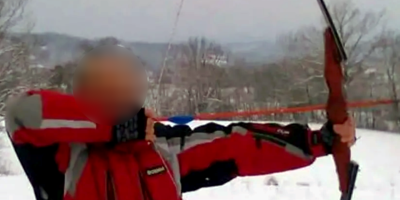 Toni R. (50) koji je danas ubio suprugu Jelenu R. (50) samostrelom, napao majku, a zatim presudio sebi puškom, po rečima komšija, penzionisani je vatrogasac za kog su imali samo reči hvale.