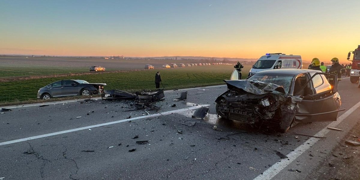 Sudar dva automobila na Zrenjaninskom putu