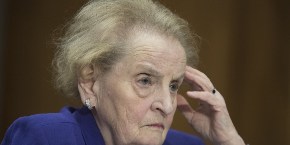 Dan kada je zlo zanemelo! Mladić ponizio Medlin Olbrajt pred kamerama: Svaka mu čast, sasuo joj je sve u lice (VIDEO)