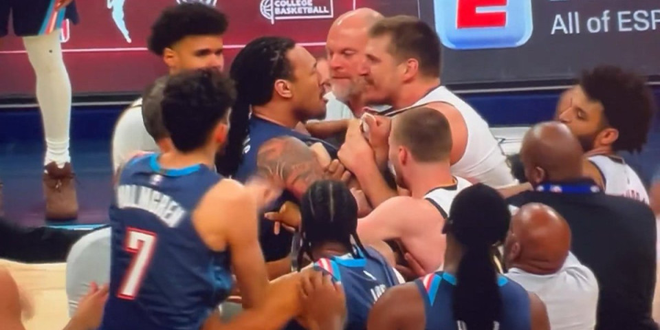 (VIDEO) Jokić totalno pobesneo, ovakvog ga nikad niste videli: Krenuo da bije rivala zbog užasnog poteza