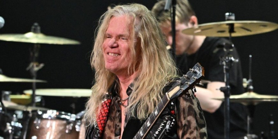 "Daj tu rakiju" - Rok zvezda stigla u Beograd: Odmah otišao na Trg Republike i poslao moćnu poruku (FOTO)