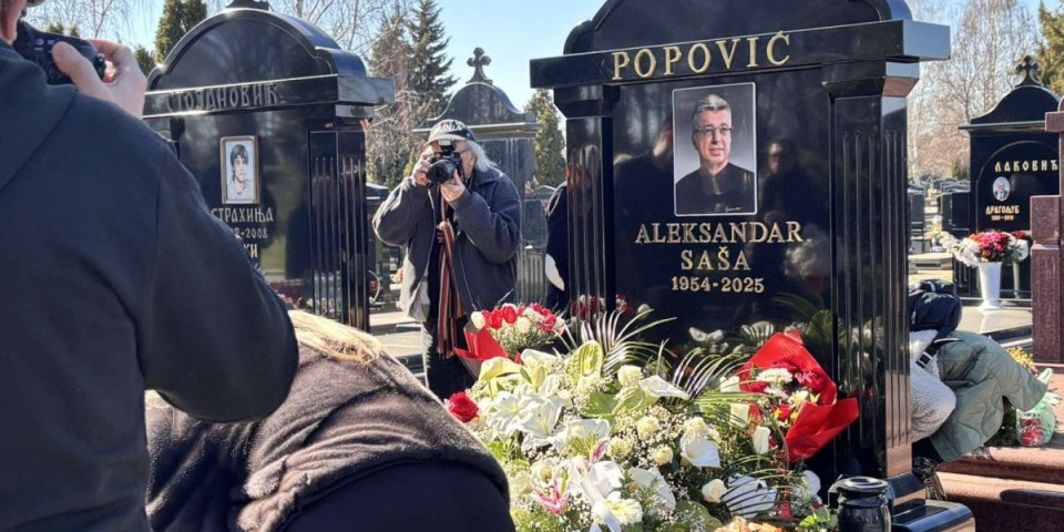 Godinu dana bez Saše Popovića: Porodica stigla na groblje (VIDEO)