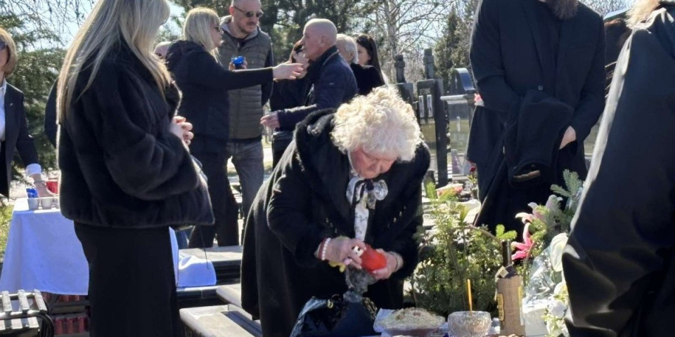 Rođena sestra Saše Popovića pala u zagrljaj udovici: Tužan prizor sa pomena