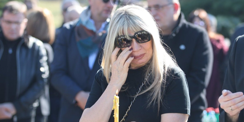 Suzana se kroz jecaje obratila prisutnima na pomenu Saše Popovića: Poručila samo jedno