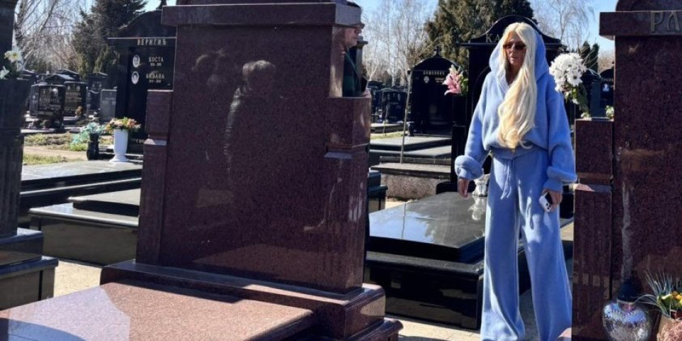 Jelena Karleuša obišla grob pokojne majke: Mazi njenu sliku (VIDEO)