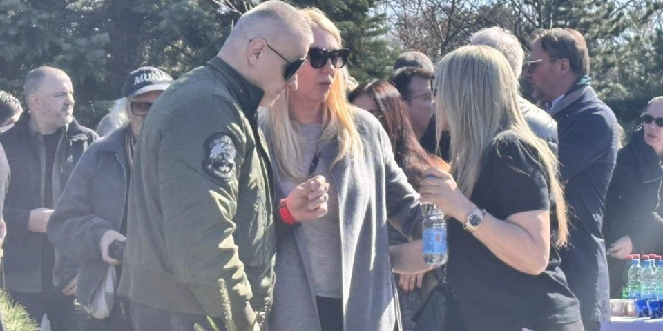 Ovo je 18 godina mlađa žena Đorđa Davida koju krije: Zajedno došli na pomen Saši Popoviću