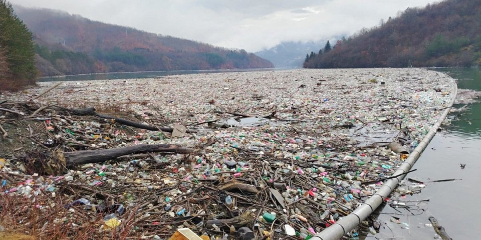 Proleće donelo ekološku katastrofu: Zbog ljudske bahatosti Lim i Drina postale plutajuće deponije (VIDEO)